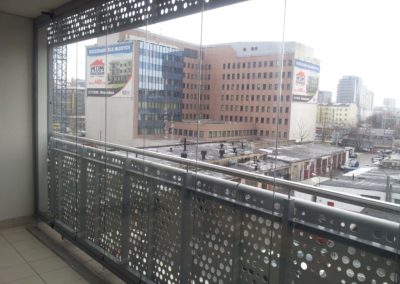 Zabudowany balkon systemem COVER GLASS jako ochrona przed hałasem Warszawa Wola