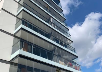 Bezramowe zabudowy balkonów, balustrady aluminiowo-szklane
