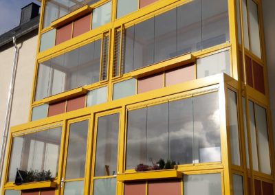 Przeszklenia balkonowe COVER GLASS w nietypowych kolorach Niemcy